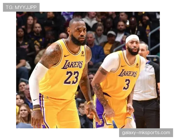 戴维斯与队友默契配合助球队关键胜利，季后赛席位更加稳固