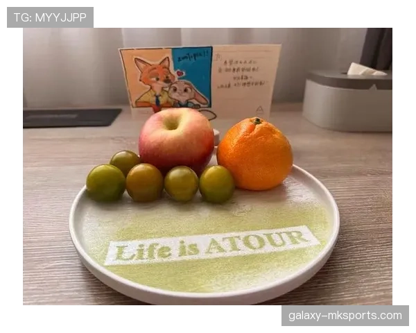 李梓嘉训练完直接瘫在场边啃香蕉，这松弛感是真不装